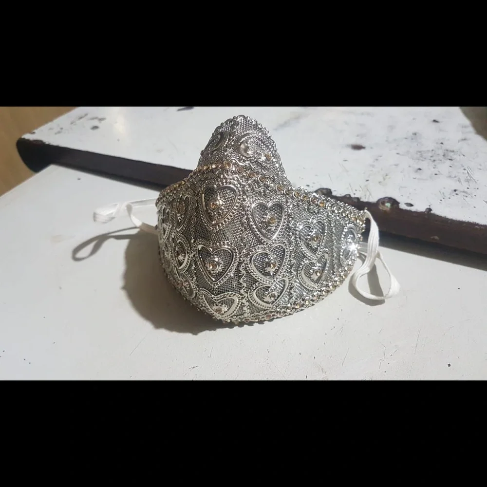Gold Mask - Picture 1 of 4
